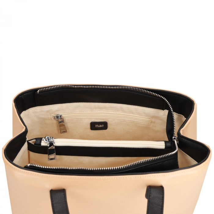 A mala SAYA BEIGE compacta todas as especificidades de uma mala com uma estética refinada e elegante. Feita em appleskin (pele de maçã) e algodão orgânico.