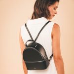 A mochila AME BLACK junta o necessário de uma mala a uma estética refinada e discreta. Mochila feita em appleskin (pele de maçã) e algodão orgânico.