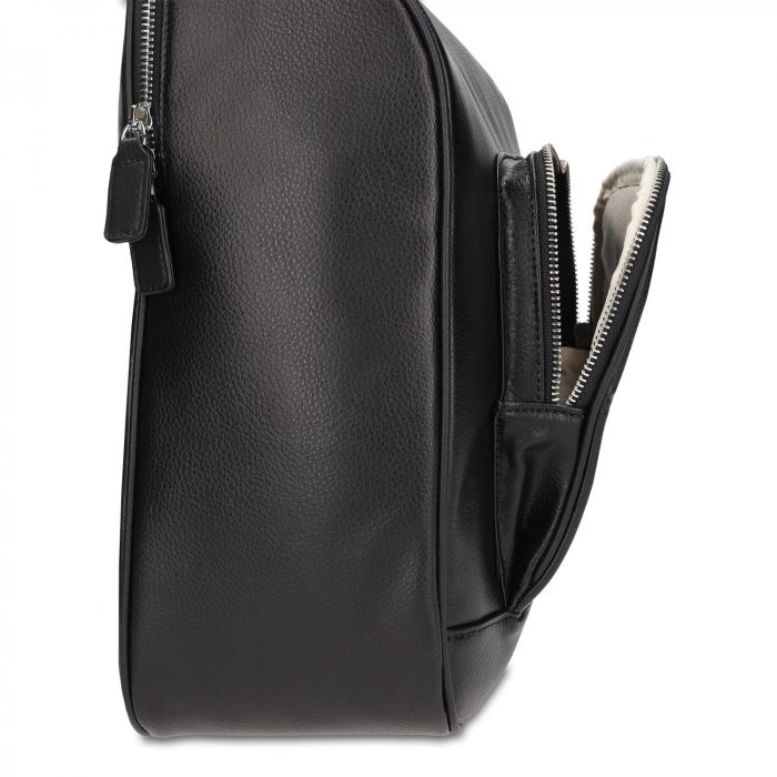 A mochila MIKA BLACK é um modelo intemporal, prático e elegante que alia o essencial de uma mala a uma estética discreta, refinada e bonita.