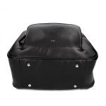 A mochila MIKA BLACK é um modelo intemporal, prático e elegante que alia o essencial de uma mala a uma estética discreta, refinada e bonita.