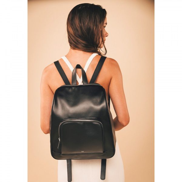 A mochila MIKA BLACK é um modelo intemporal, prático e elegante que alia o essencial de uma mala a uma estética discreta, refinada e bonita.