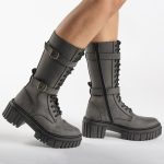 As botas SEREN GREY são feitas em nobuk vegan um material sustentável, resistente à água, durável e sem crueldade animal. Feito à mão em Portugal.