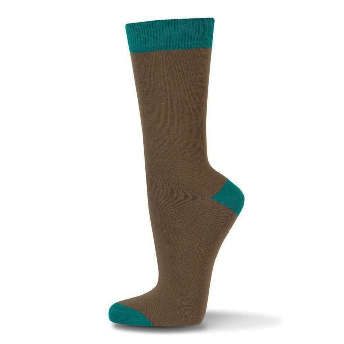 As meias kaki básicas são confecionadas com algodão orgânico o que as torna incrivelmente macias. Calcanhar e topo em tons de azul.