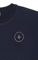 A Sweatshirt Tree é feita a partir de algodão orgânico e poliéster reciclado. Como a própria sweatshirt diz: produzido com bom senso!