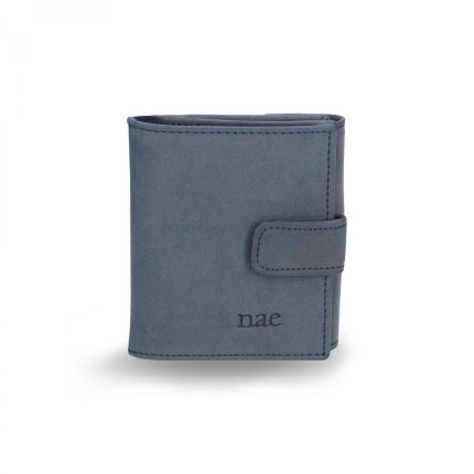 A carteira Gabe é uma carteira azul com porta moedas e cartões. Feita de nobuk vegan, um material sustentável e sem crueldade animal.