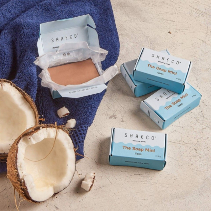 O mini sabonete de corpo da Shaeco leva-nos às praias tropicais mais paradisíacas com o seu vibrante aroma de coco. Produzido em Portugal.