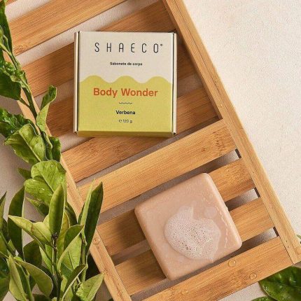 O sabonete de corpo Body Wonder da Shaeco é um sabonete formulado a pensar no cuidado do corpo com um aroma fresco a verbena. Produzido em Portugal.
