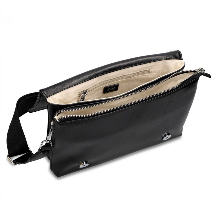 A mala de ombro TARA BLACK com alça cruzada tem dois compartimentos internos separados e acolchoados feita em appleskin (pele de maçã) e algodão orgânico.