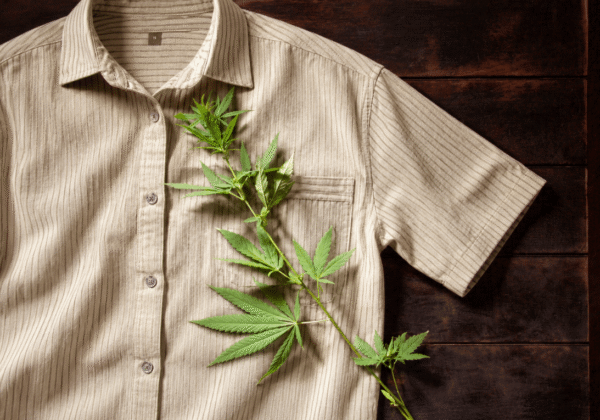 Camisa bege Hempage de tecido em cânhamo com textura visível.