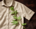 Camisa bege Hempage de tecido em cânhamo com textura visível.