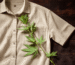 Camisa bege Hempage de tecido em cânhamo com textura visível.