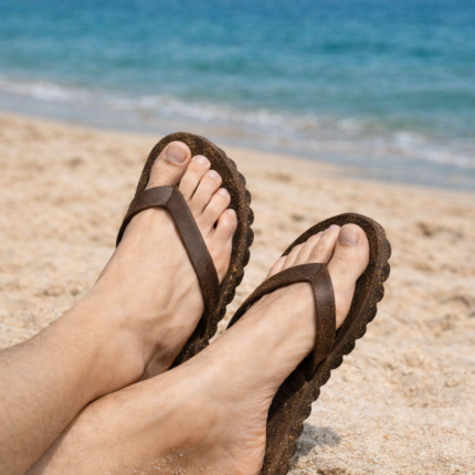Chinelos veganos em cortiça e borracha natural e tira entre os dedos