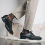 Os sapatos MIKEL BLACK são feitos em microfibra um material sustentável, resistente à água, durável e sem crueldade animal. Feito à mão em Portugal.