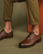 Mikel Brown é uma sapato vegano estilo Blucher, feito em couro vegan. Cuidadosamente fabricado em Portugal.