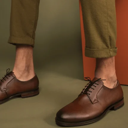 Mikel Brown é uma sapato vegano estilo Blucher, feito em couro vegan. Cuidadosamente fabricado em Portugal.