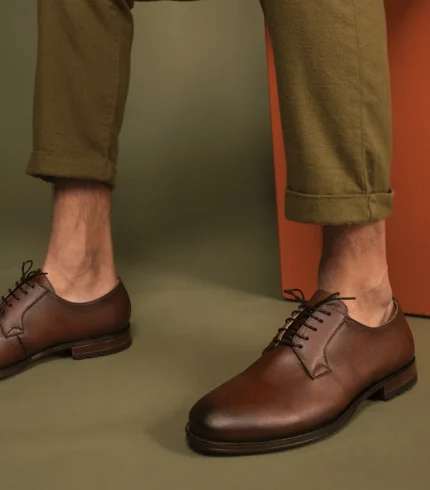 Mikel Brown é uma sapato vegano estilo Blucher, feito em couro vegan. Cuidadosamente fabricado em Portugal.