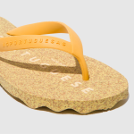 Os chinelos Base Yellow (amarelo) da marca AS PORTUGUESAS são feitos em Portugal com borracha natural e cortiça.