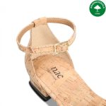 As sabrinas FLORA CORK com fivela no tornozelo são fabricadas em cortiça, um material sustentável, duradouro e sem crueldade animal. Fabricado em Portugal.