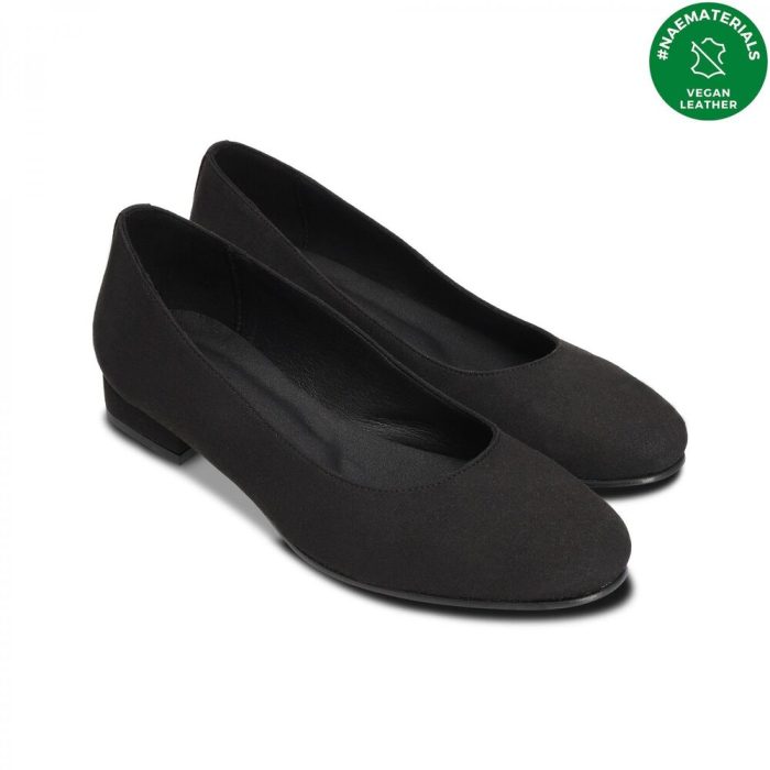 As sabrinas FRESIA BLACK com fivela no tornozelo são fabricadas em camurça vegana, um material sustentável, duradouro e sem crueldade animal.