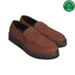 Os TANGO BROWN são sapatos mocassim feitos em microfibra com toque semelhante à camurça. Sustentáveis, resistentes à água e sem crueldade animal.