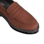 Os TANGO BROWN são sapatos mocassim feitos em microfibra com toque semelhante à camurça. Sustentáveis, resistentes à água e sem crueldade animal.