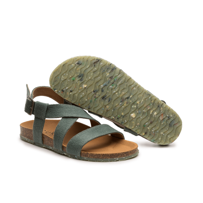 As sandálias SAND EARTH da ZOURI são feitas em linho natural, sola de cortiça e borracha natural com plástico recolhido nas praias portuguesas.
