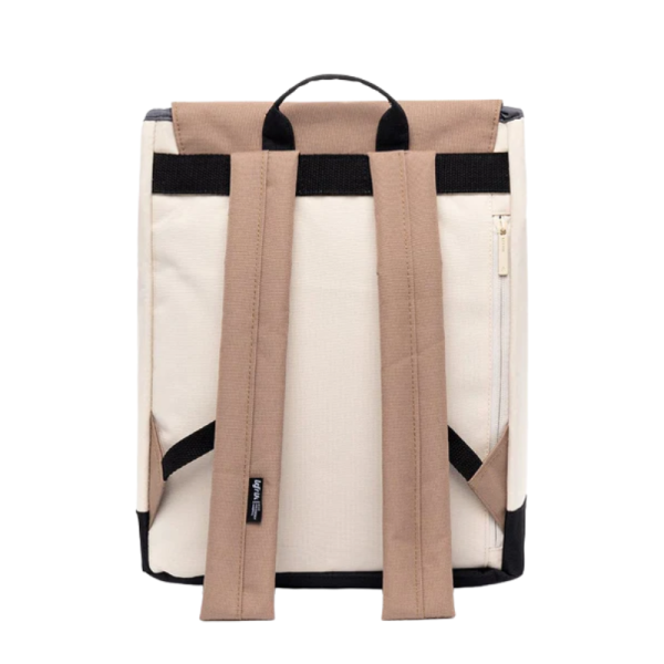 A mochila Scout possui fácil acesso ao amplo compartimento principal e uma bolsa de laptop acolchoada de 13,6” no interior.