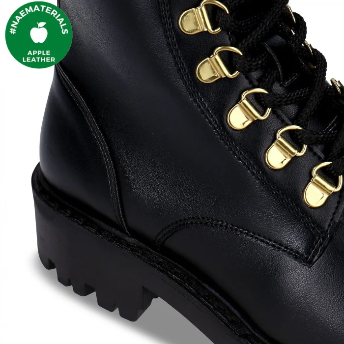 As botas de cano médio ELIA BLACK são feitos em apple leather um material fabricado com os resíduos da produção industrial de sumo de maçã.