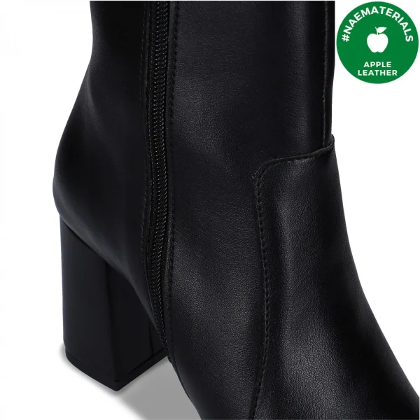 As botas de cano alto IONA BLACK são feitas em apple leather um material fabricado com os resíduos da produção industrial de sumo de maçã.