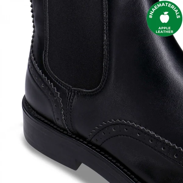 As botas chelsea SISI BLACK são feitas em apple leather um material fabricado com os resíduos da produção industrial de sumo de maçã.
