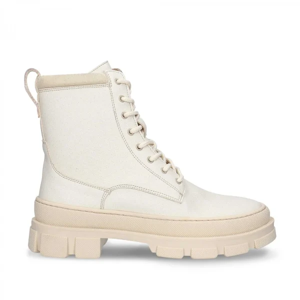 As botas vegan TEA WHITE feitas em apple leather um material fabricado com os resíduos da produção industrial de sumo de maçã. Fabricadas em Portugal.