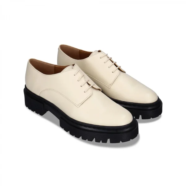 Os sapatos MEGAN WHITE são feitos em apple leather um material fabricado com os resíduos da produção industrial de sumo de maçã. Fabricado em Portugal.
