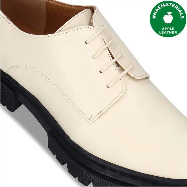 Os sapatos MEGAN WHITE são feitos em apple leather um material fabricado com os resíduos da produção industrial de sumo de maçã. Fabricado em Portugal.