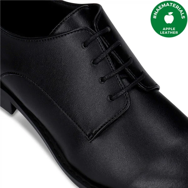 Os sapatos derby OBE BLACK são feitos em apple leather um material fabricado com os resíduos da produção industrial de sumo de maçã. Fabricado em Portugal.