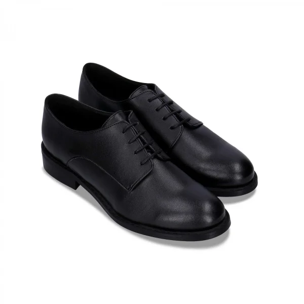 Os sapatos derby OBE BLACK são feitos em apple leather um material fabricado com os resíduos da produção industrial de sumo de maçã. Fabricado em Portugal.