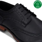 Os sapatos clássicos SIRO BLACK são feitos em microfibra um material sustentável, resistente à água, durável e sem crueldade animal.