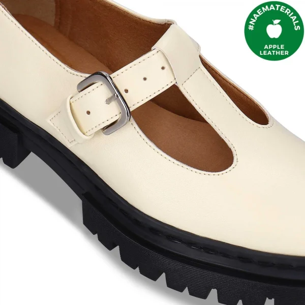 Os sapatos TERESA WHITE são feitos em apple leather um material fabricado com os resíduos da produção industrial de sumo de maçã. Fabricado em Portugal.