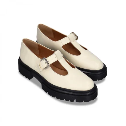 Os sapatos TERESA WHITE são feitos em apple leather um material fabricado com os resíduos da produção industrial de sumo de maçã. Fabricado em Portugal.