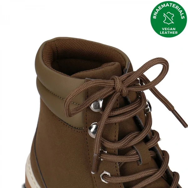 As botas de montanha ADAR GREEN são feitas em camurça vegan um material sustentável, resistente à água e sem crueldade animal. Feito à mão em Portugal.