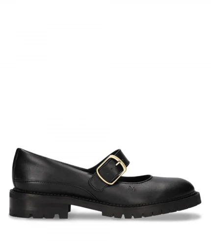 Os sapatos EMISA BLACK são feitos em apple leather um material fabricado com os resíduos da produção industrial de sumo de maçã. Fabricado em Portugal.