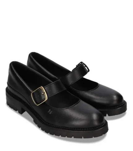 Os sapatos EMISA BLACK são feitos em apple leather um material fabricado com os resíduos da produção industrial de sumo de maçã. Fabricado em Portugal.