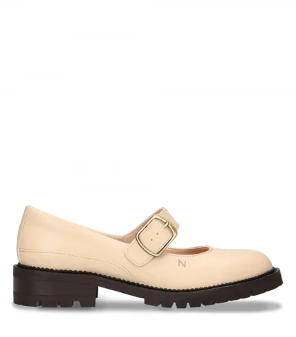 Os sapatos EMISA NUDE são feitos em apple leather um material fabricado com os resíduos da produção industrial de sumo de maçã. Fabricado em Portugal.