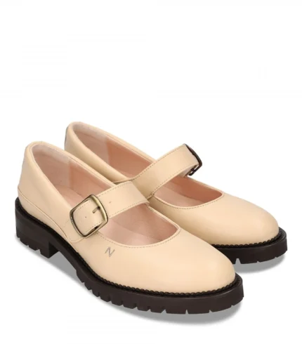 Os sapatos EMISA NUDE são feitos em apple leather um material fabricado com os resíduos da produção industrial de sumo de maçã. Fabricado em Portugal.