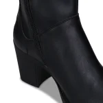 Apresentamos as Alicia Black, botas veganas de cano baixo com forma arredondada na frente e fecho lateral prático.