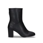 Apresentamos as Circe Black, botas veganas de cano curto com bico quadrado e salto de 8 cm da NAE