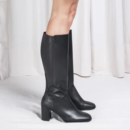 Descubra a elegância e o conforto das botas Greta Black de cano alto, perfeitas para quem procura um estilo sofisticado sem comprometer os seus valores éticos.