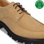 Os Luke são sapatos tipo derby, vanguardista, meticulosamente fabricados em microfibra de camurça vegan natural num tom chique de castanho e bege.