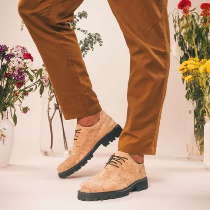 Os Nolan Cork são sapatos tipo derby para quem tem opta por uma vida ecológica sem descurar a elegância, fabricado exclusivamente em cortiça natural.