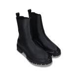 Botas Vikki Black – um clássico intemporal com um toque moderno, fabricadas com materiais de alta qualidade e sustentáveis, estas botas são inovadoras, sem crueldade e resistentes à água.