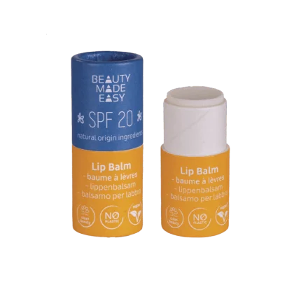 Bálsamo hidratante para os lábios com proteção FPS20. Fórmula com filtros solares minerais naturais protetores dos raios UVA e UVB e extrato de Aloe Vera.